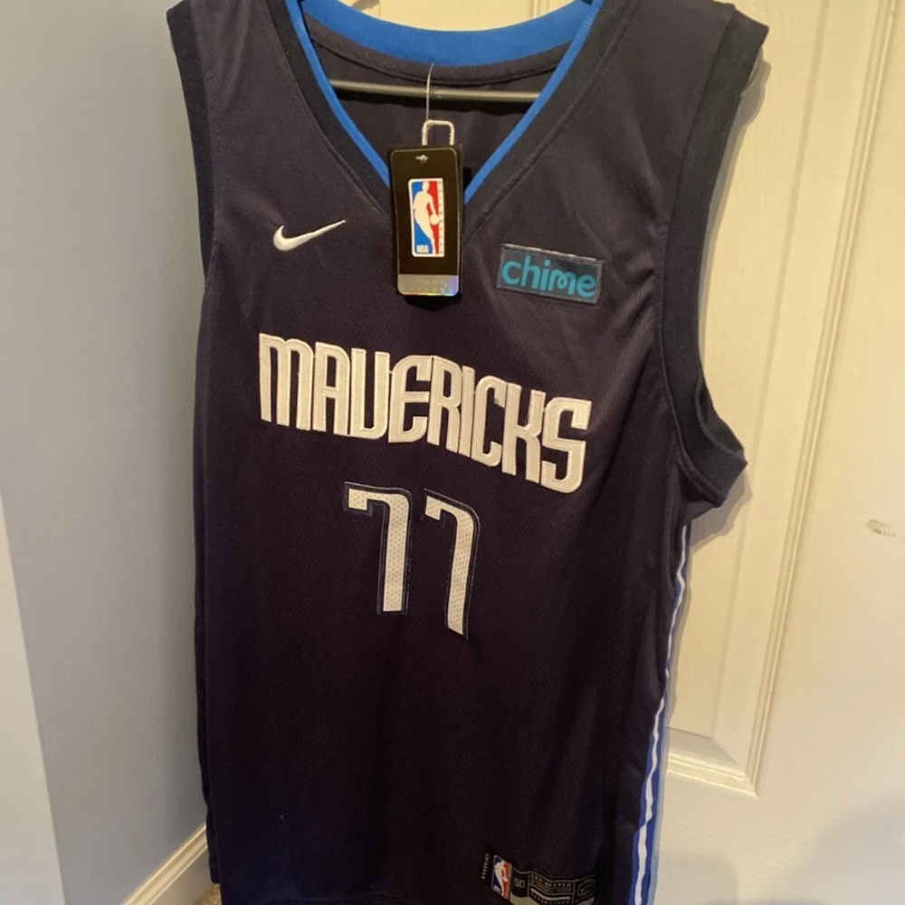 NEW WITH TAGS Luka Dončić jersey size large